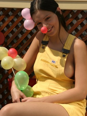 Outdoor balloon fun with Eva