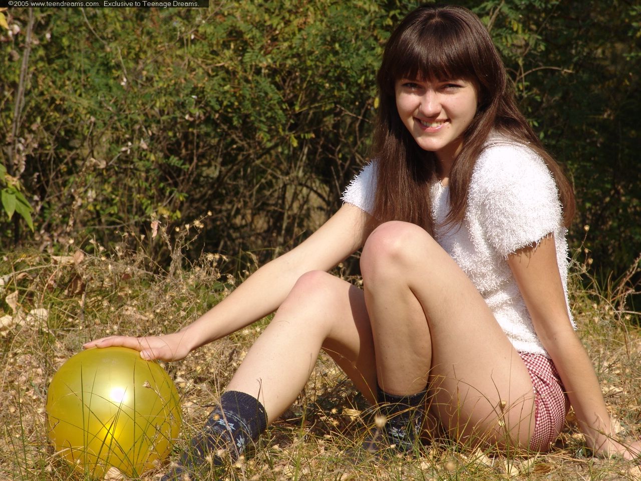 outdoor-girl-juliya-plays-in-the-field-3