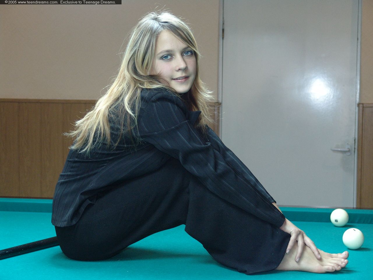 russian-babe-gets-naked-on-a-snooker-table-6