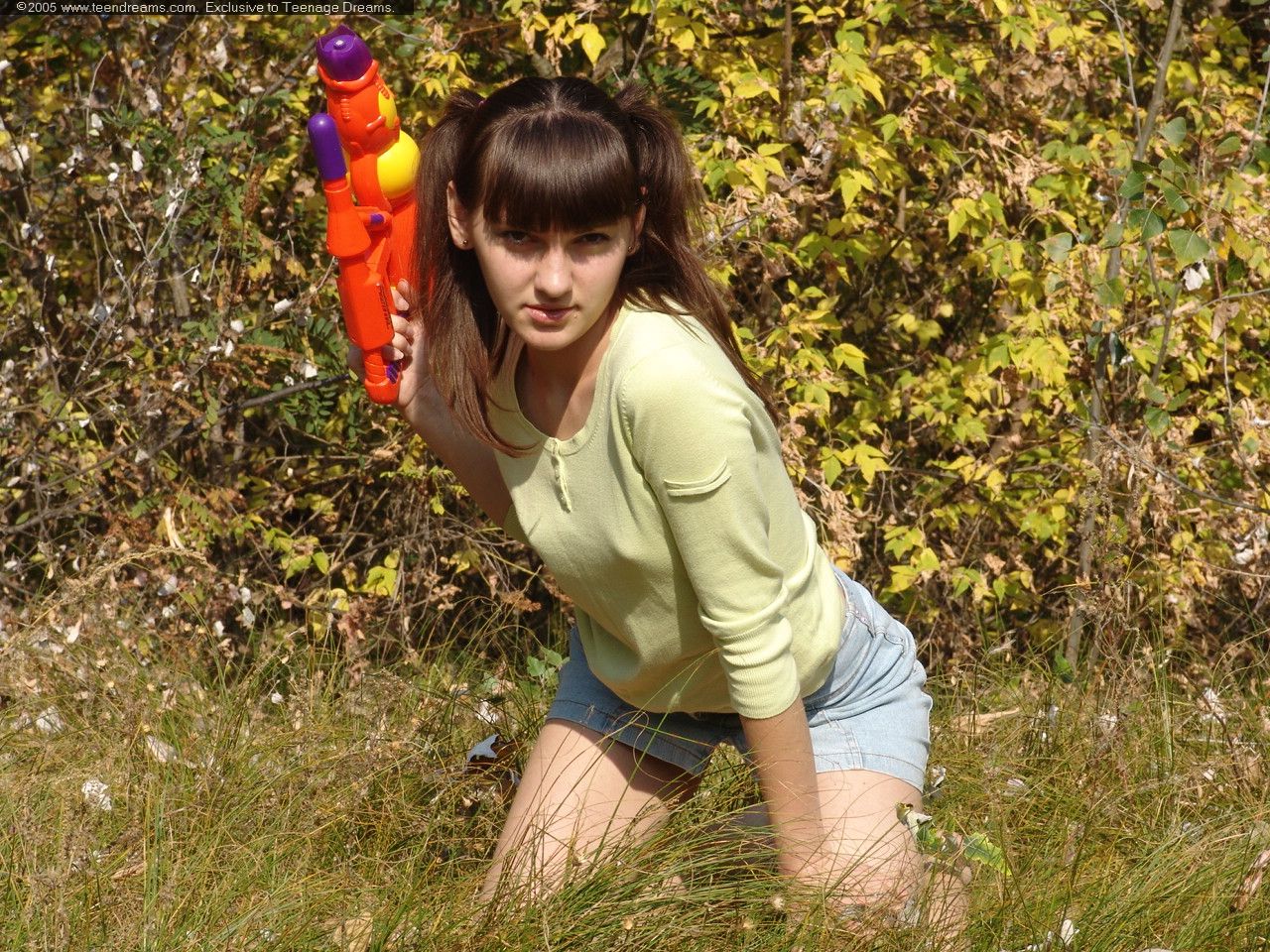 russian-teen-juliya-strips-in-a-field-2