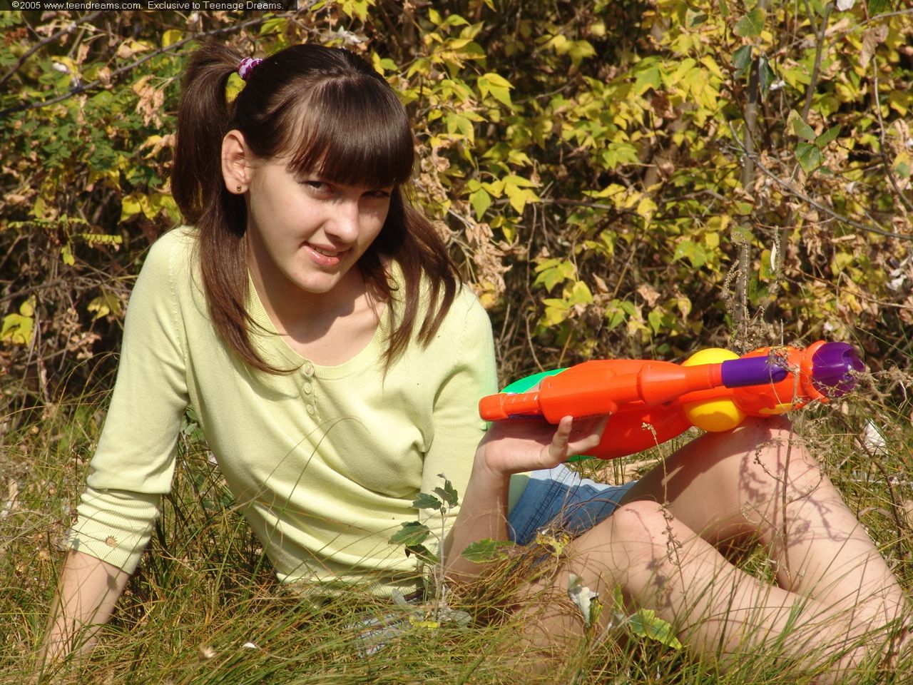 russian-teen-juliya-strips-in-a-field-4
